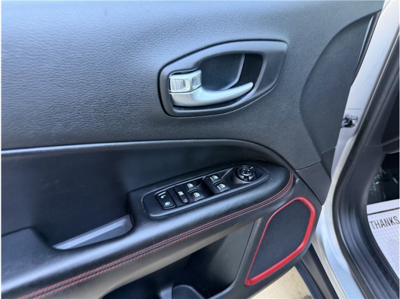 Used 2019 Jeep Compass Trailhawk w/ Leather Interior Group AWD/4WD image 15