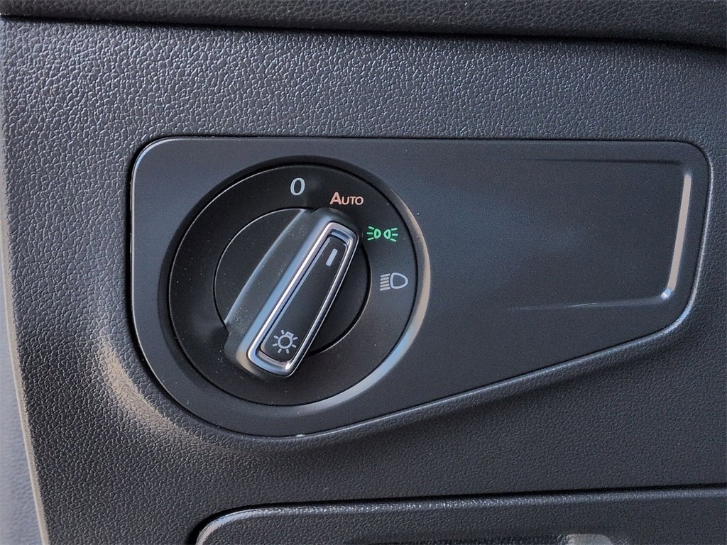 Used 2021 Volkswagen Tiguan SE w/ Panoramic Sunroof Package image 28