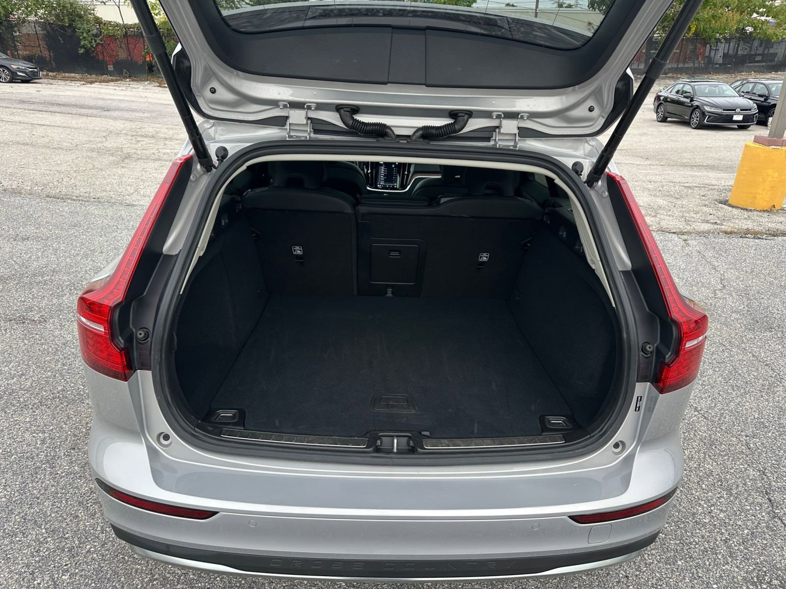 Used 2025 Volvo V60 B5 Cross Country Plus image 30