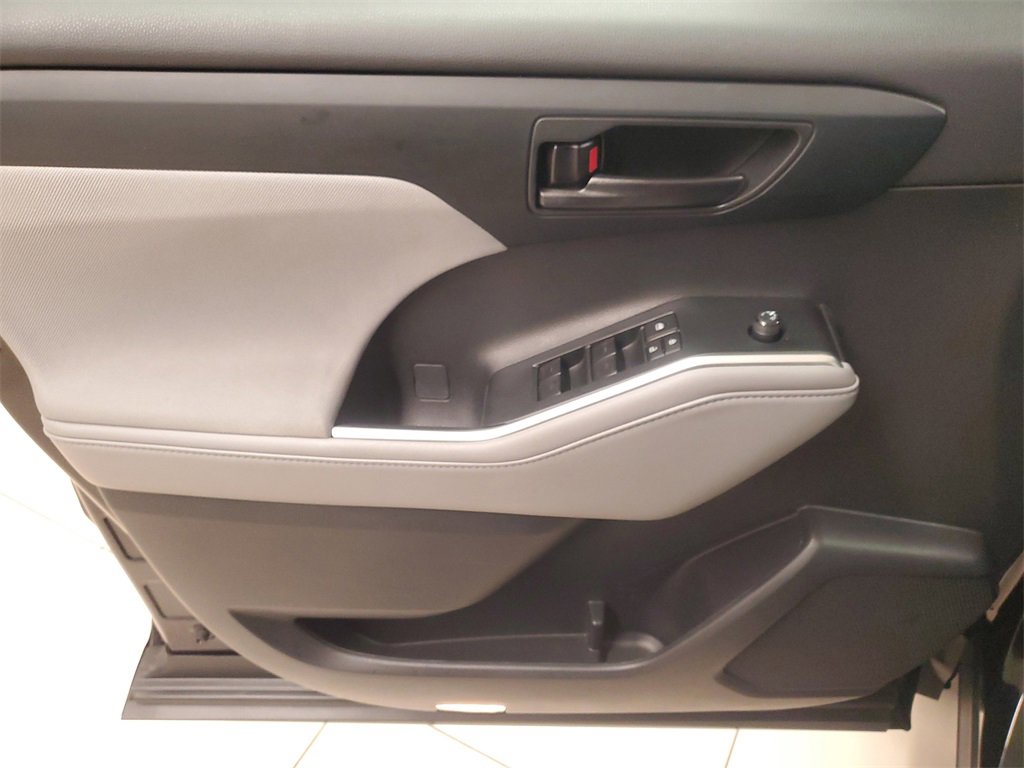 Used 2023 Toyota Highlander L image 18