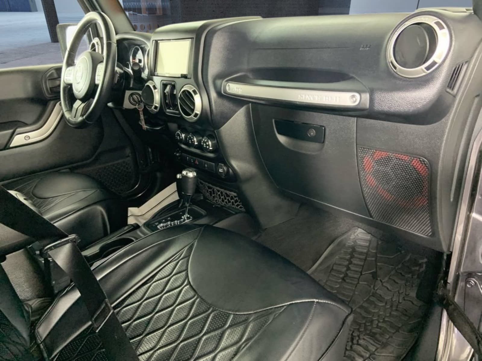 Used 2016 Jeep Wrangler Unlimited Sahara w/ Connectivity Group AWD/4WD image 13