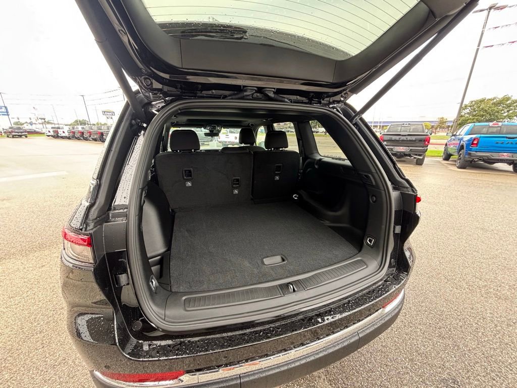 New 2025 Jeep Grand Cherokee Laredo X w/ Luxury Tech Group I image 9