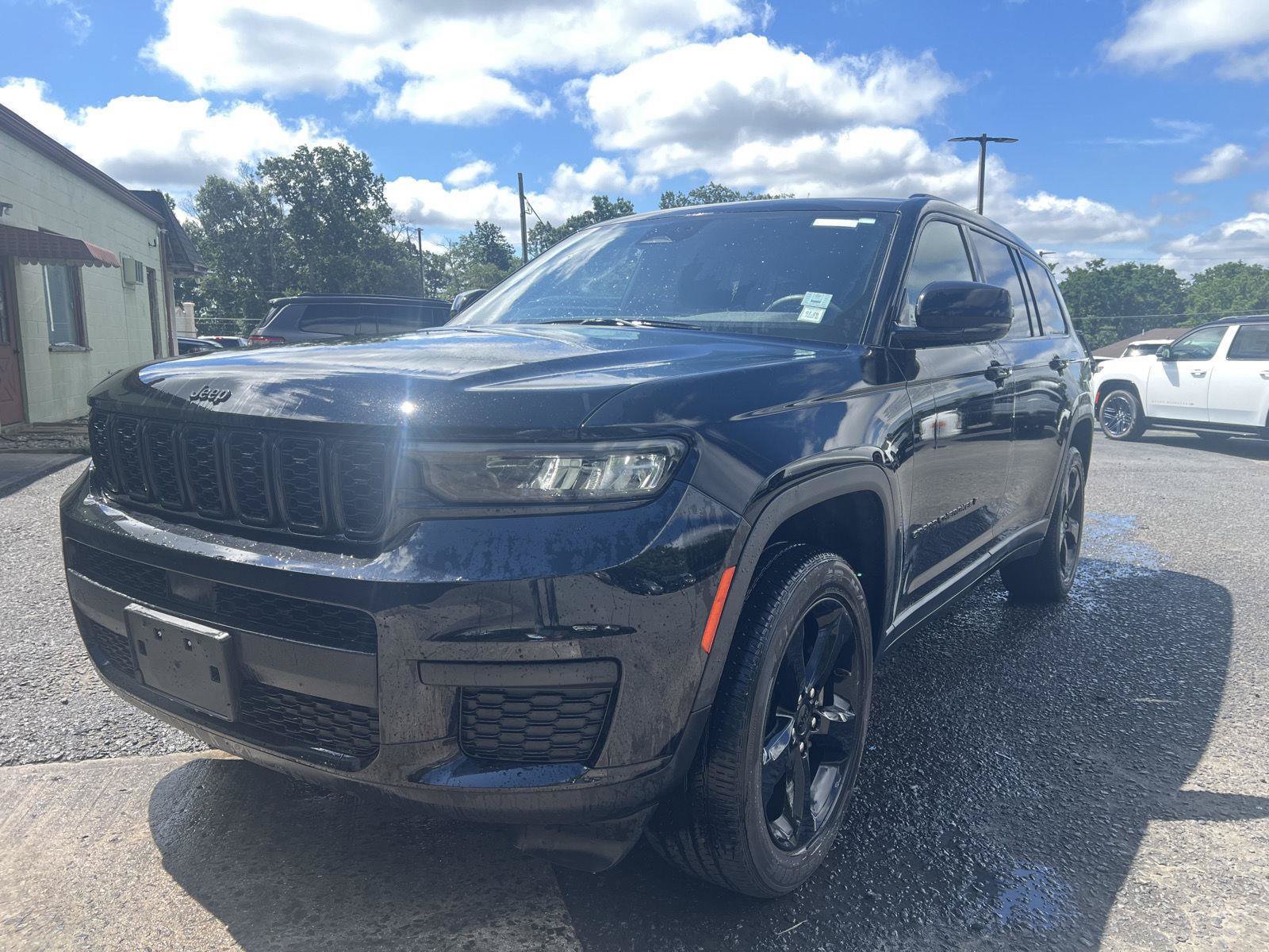 Used 2023 Jeep Grand Cherokee L Altitude AWD/4WD image 7