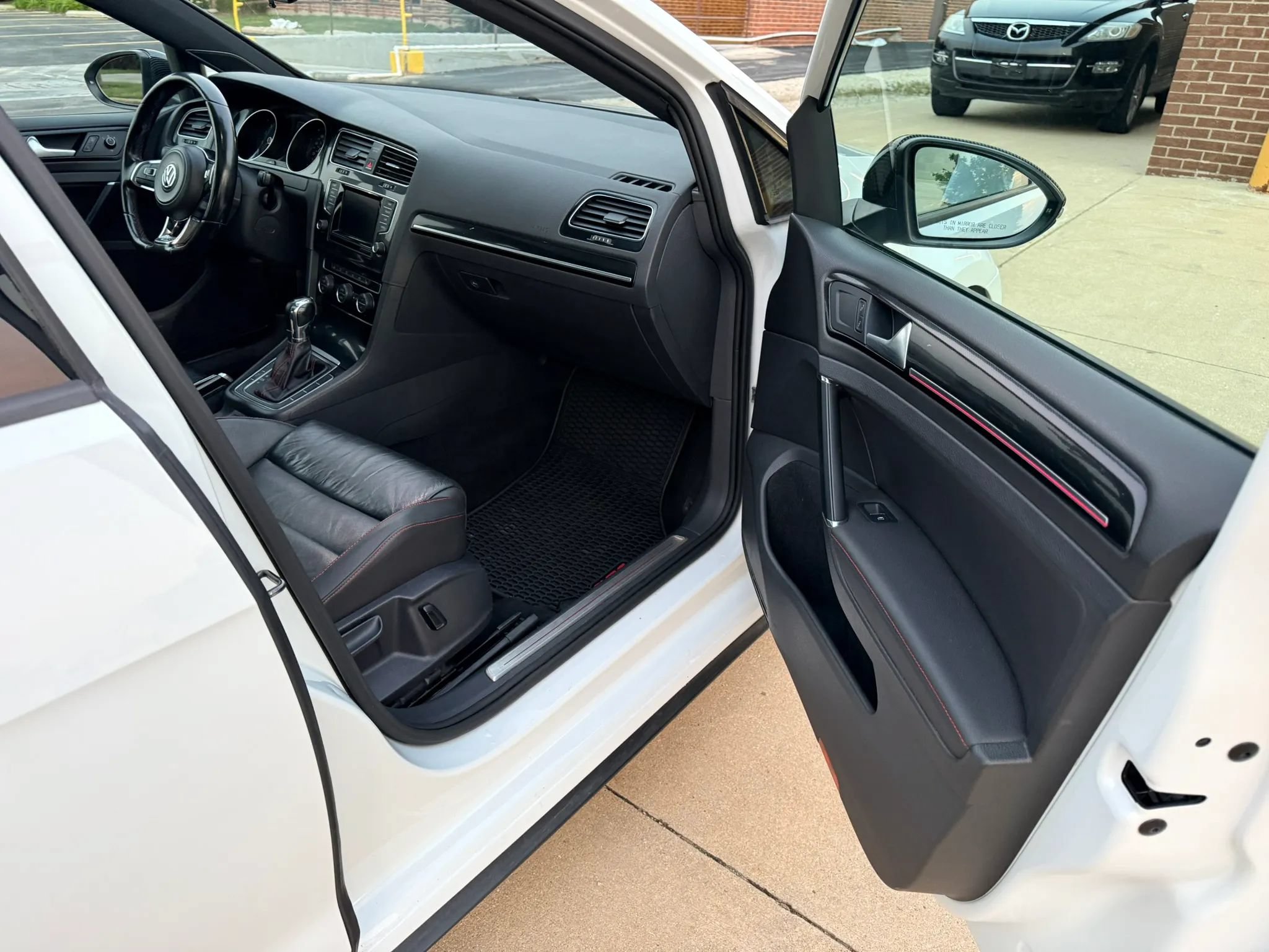 Used 2015 Volkswagen Golf 4-Door FWD image 15
