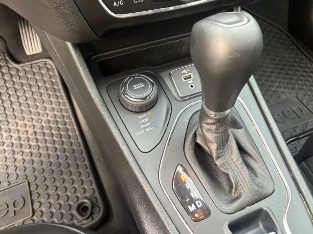 Used 2022 Jeep Cherokee Latitude w/ Sun & Sound Group AWD/4WD image 23