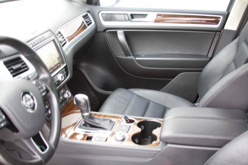 Used 2016 Volkswagen Touareg TDI AWD/4WD image 30
