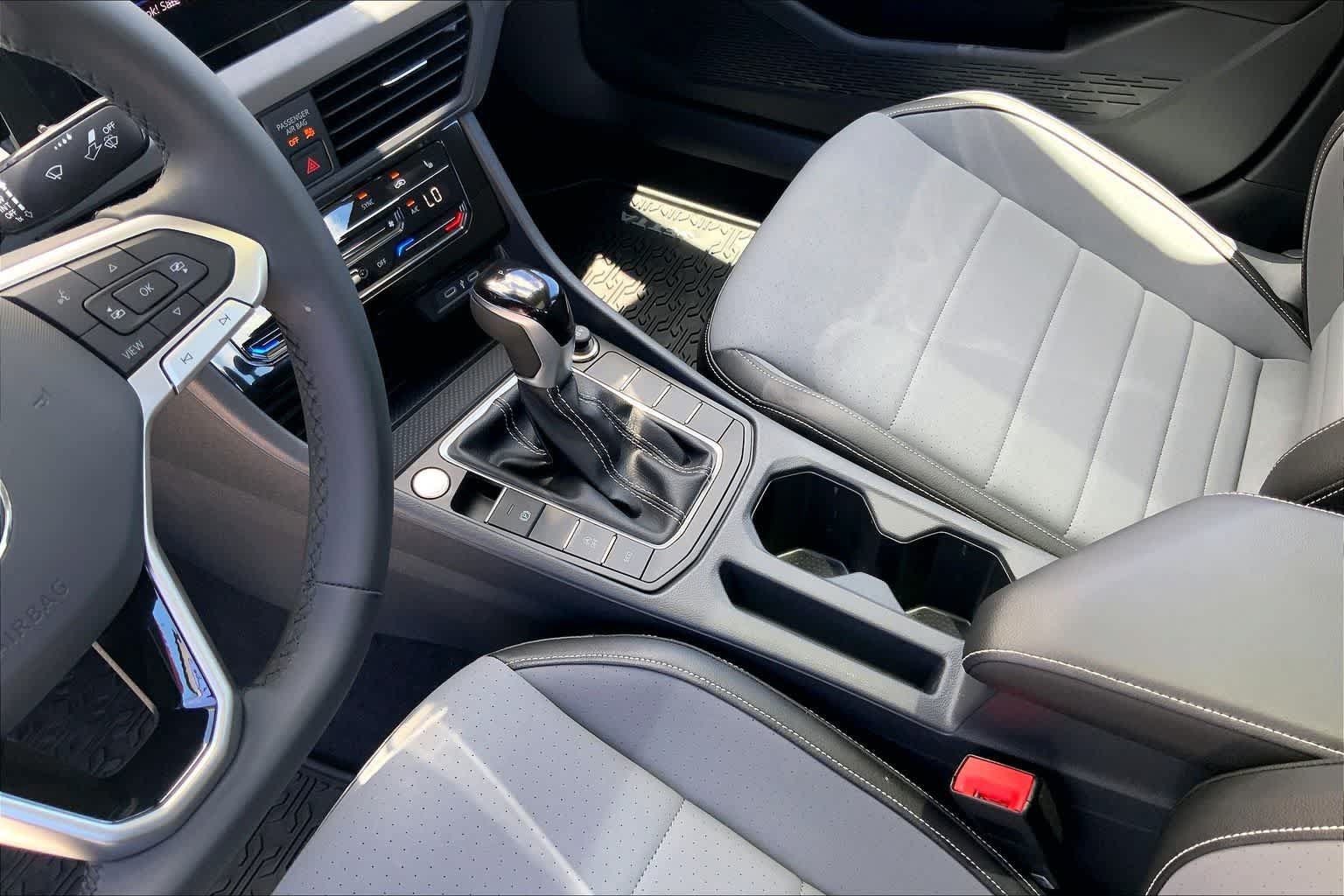 Used 2026 Volkswagen Jetta SE FWD image 16