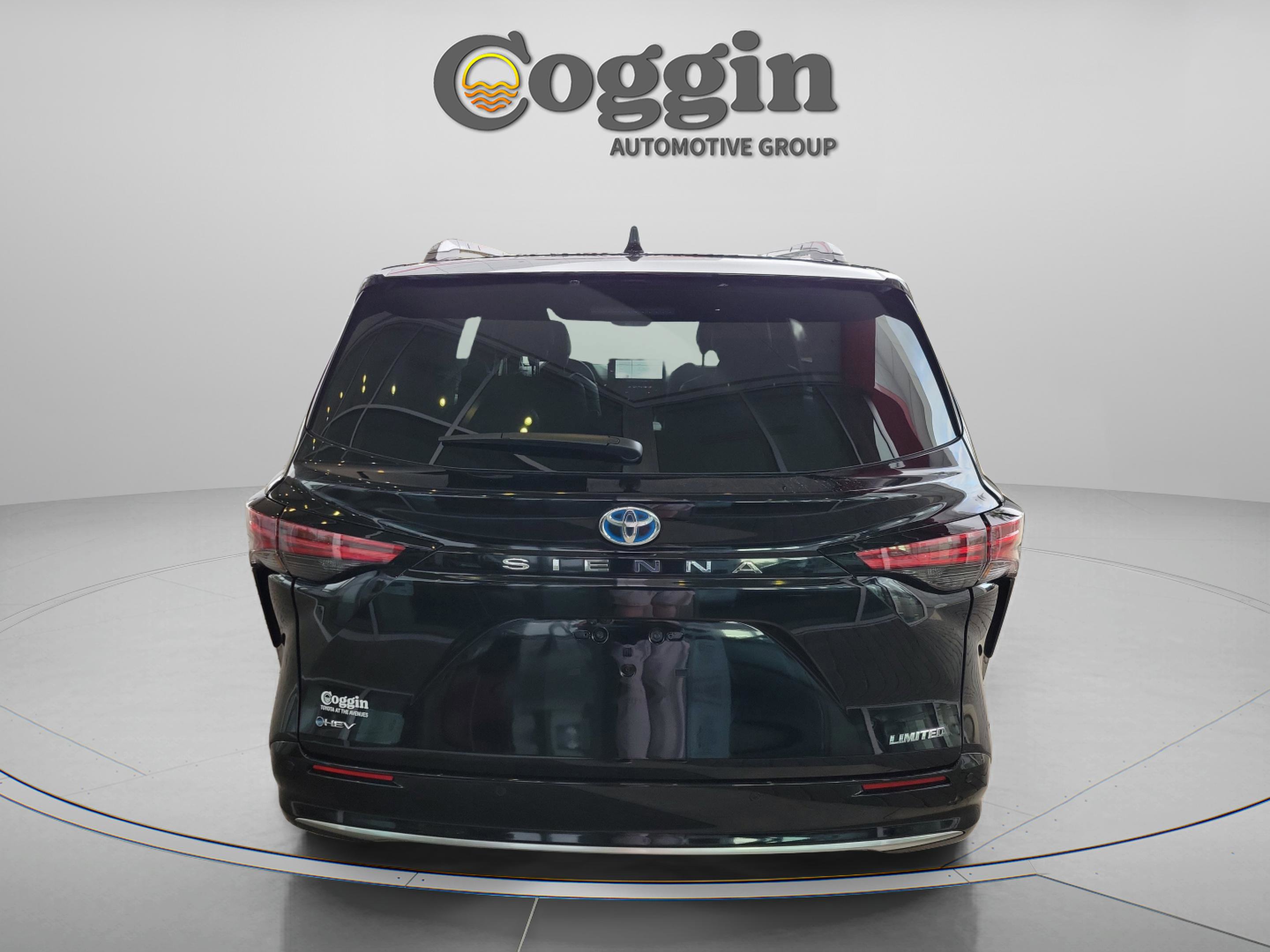 Used 2025 Toyota Sienna Limited image 4