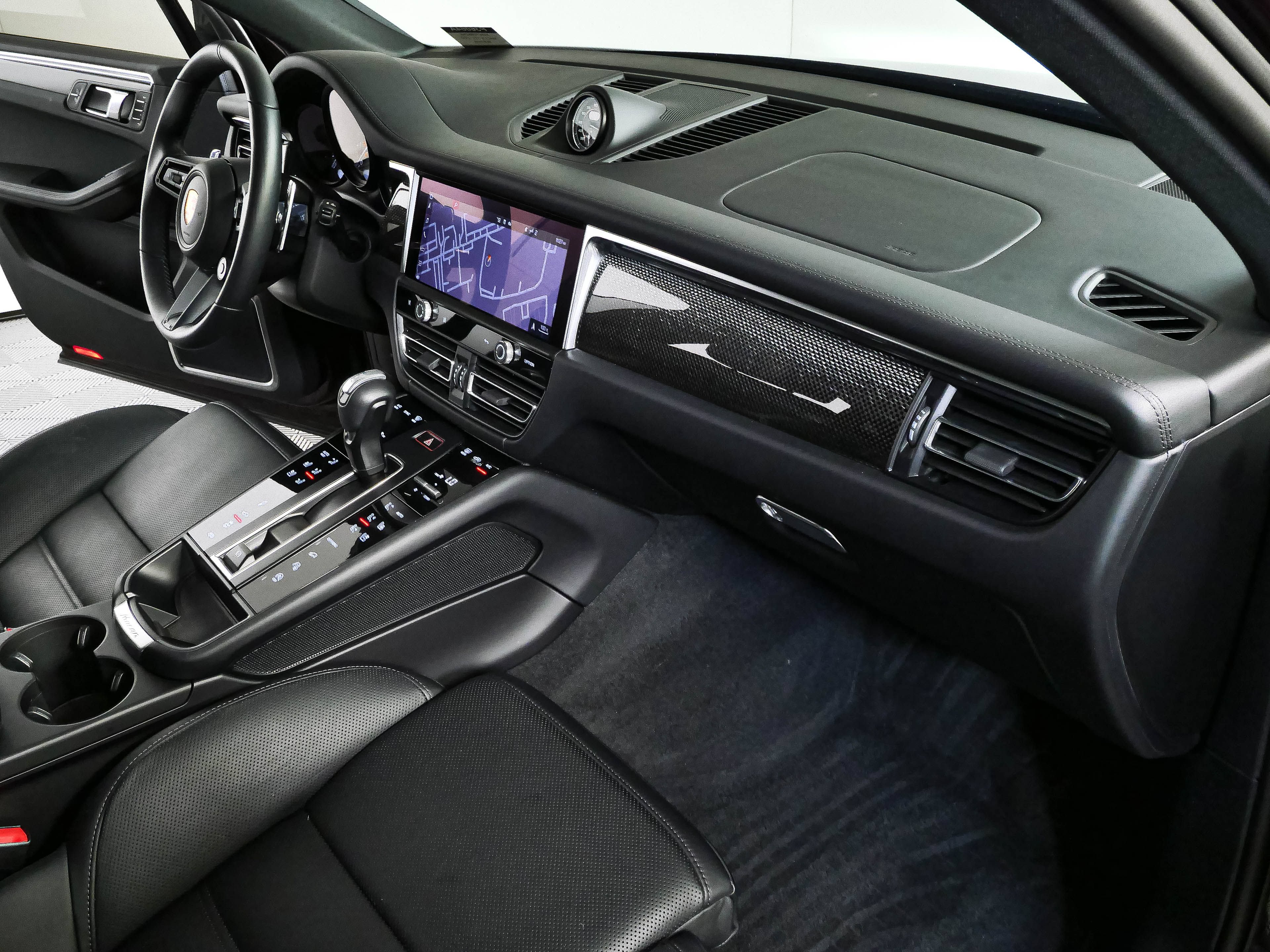 Certified 2024 Porsche Macan GTS AWD/4WD image 24