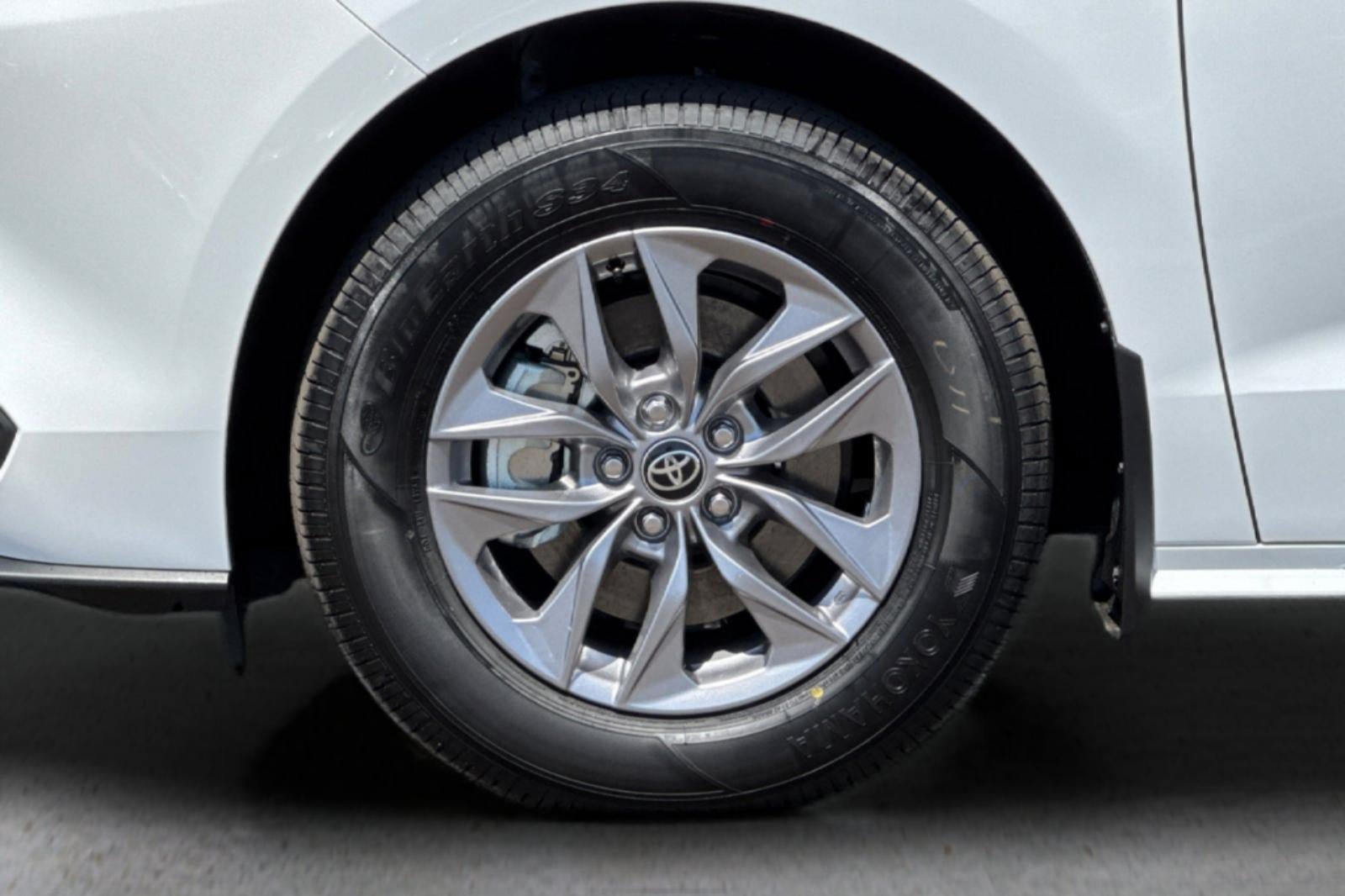 New 2026 Toyota Sienna LE FWD image 32