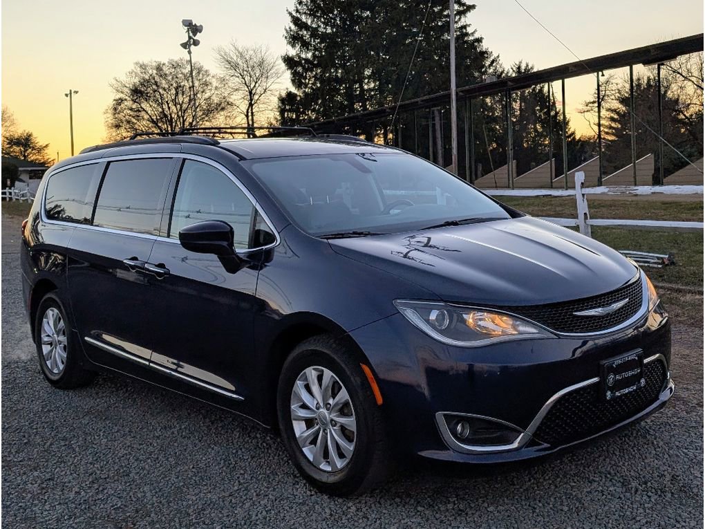 Used 2017 Chrysler Pacifica Touring-L image 3