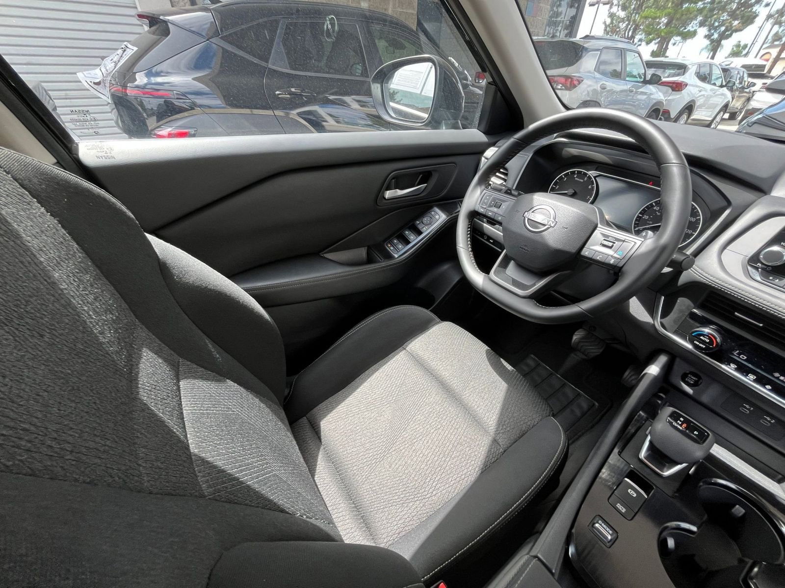 Used 2025 Nissan Rogue SV FWD image 36