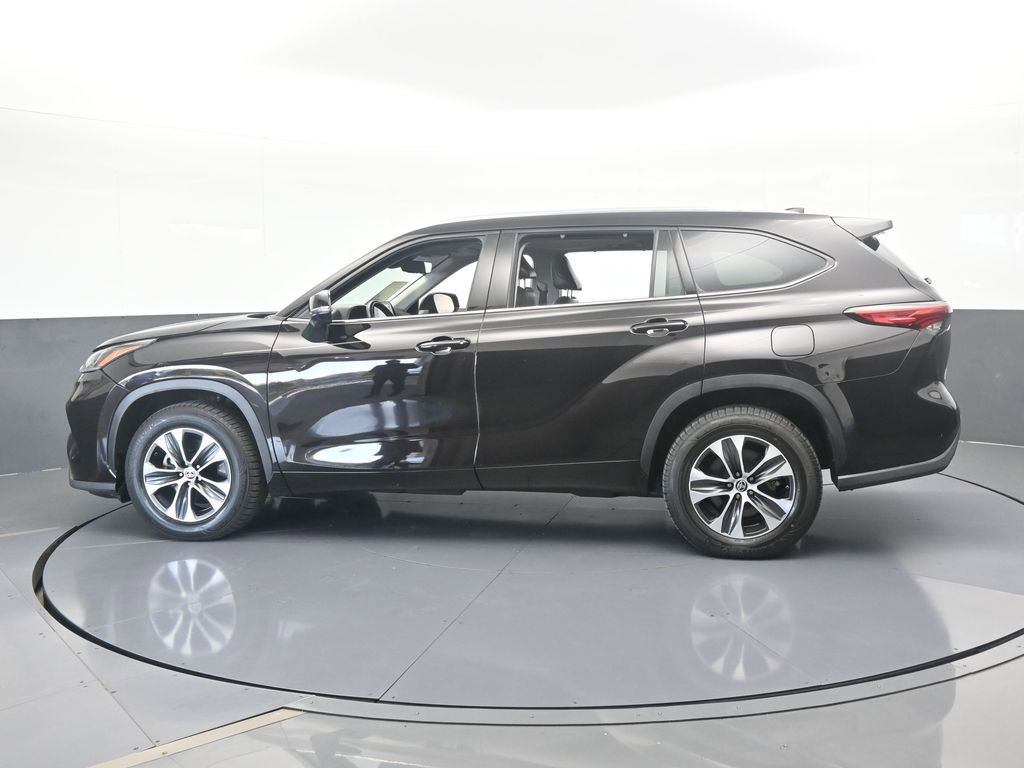 Used 2021 Toyota Highlander XLE image 3