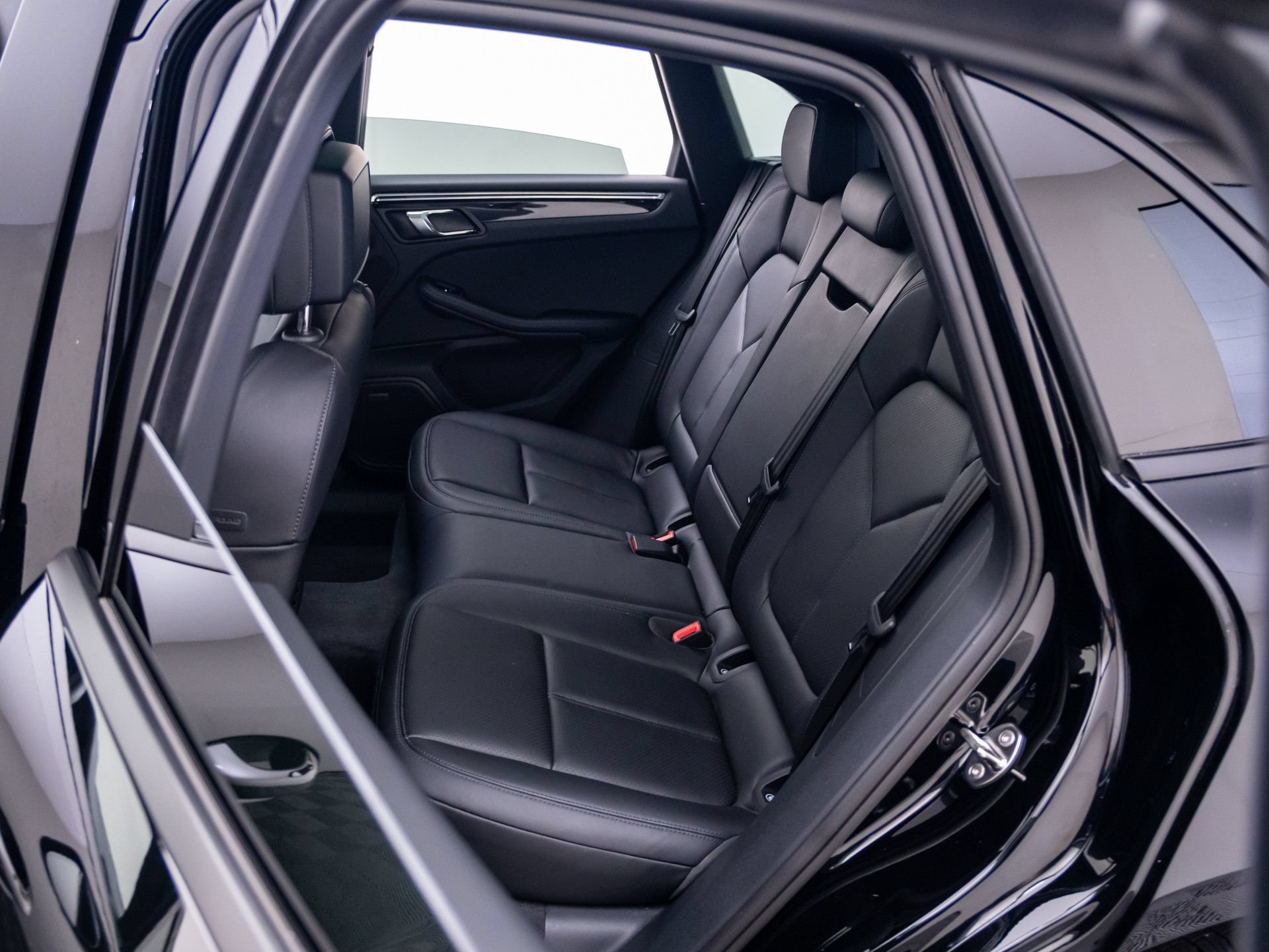 Certified 2025 Porsche Macan AWD/4WD image 16