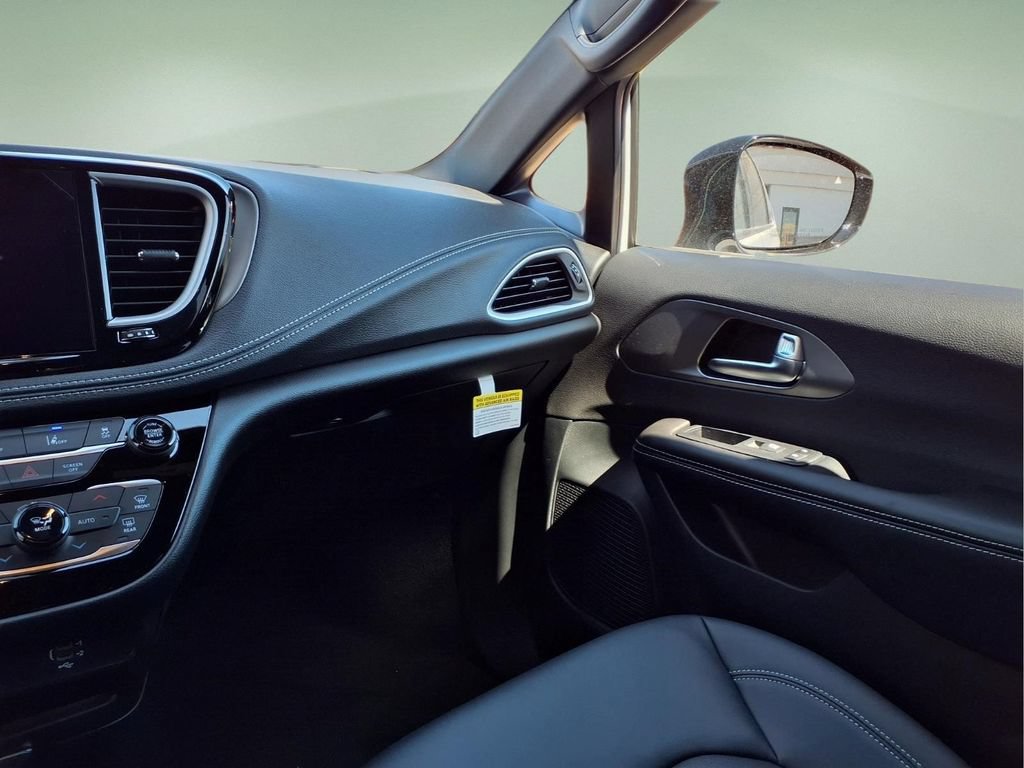 New 2027 Chrysler Pacifica Select AWD/4WD image 19