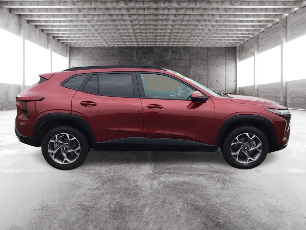 Used 2025 Chevrolet Trax LT FWD image 4