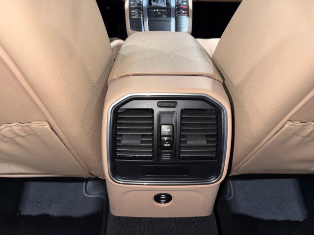 Used 2021 Porsche Macan w/ Premium Package image 57