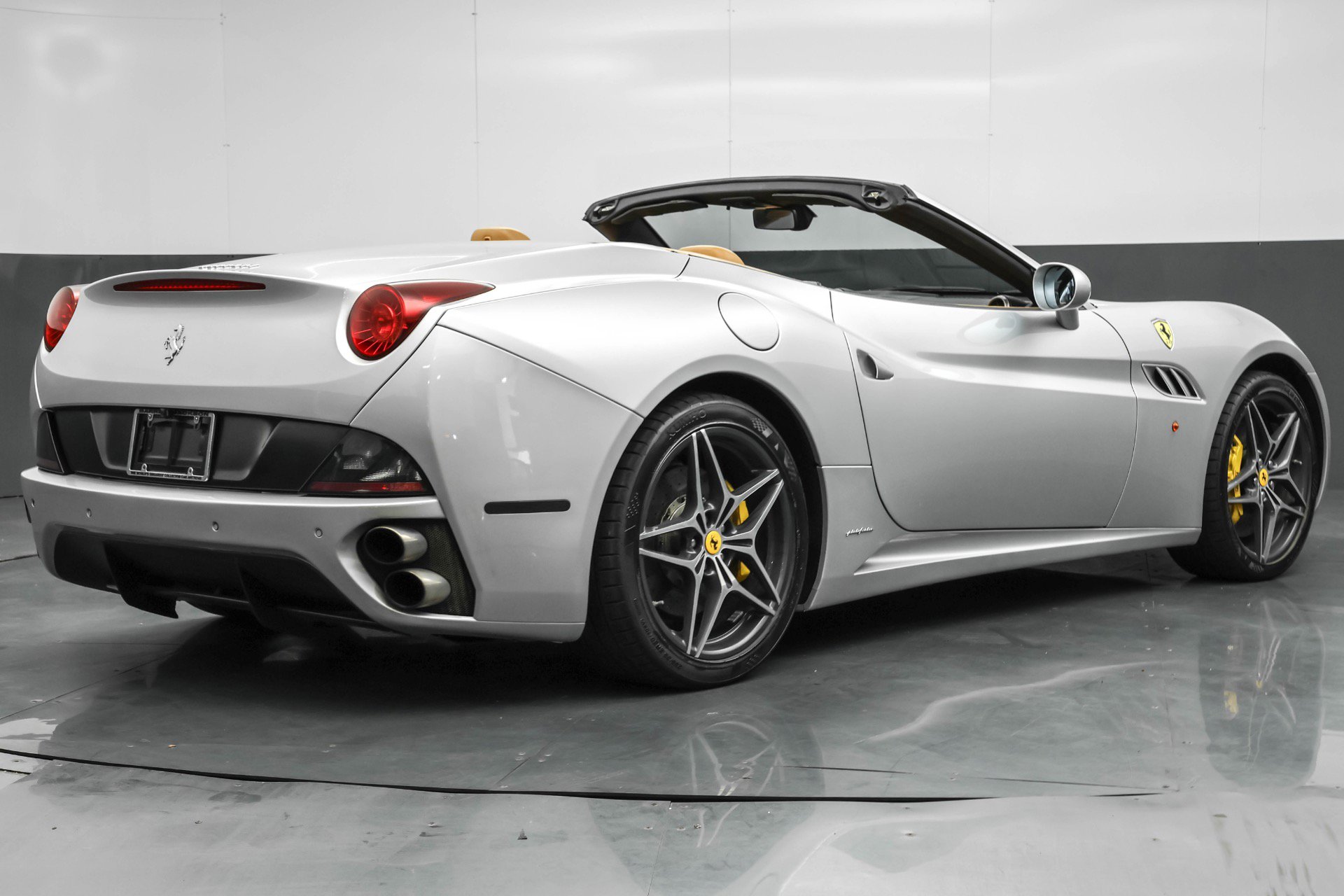 Used 2011 Ferrari California image 5
