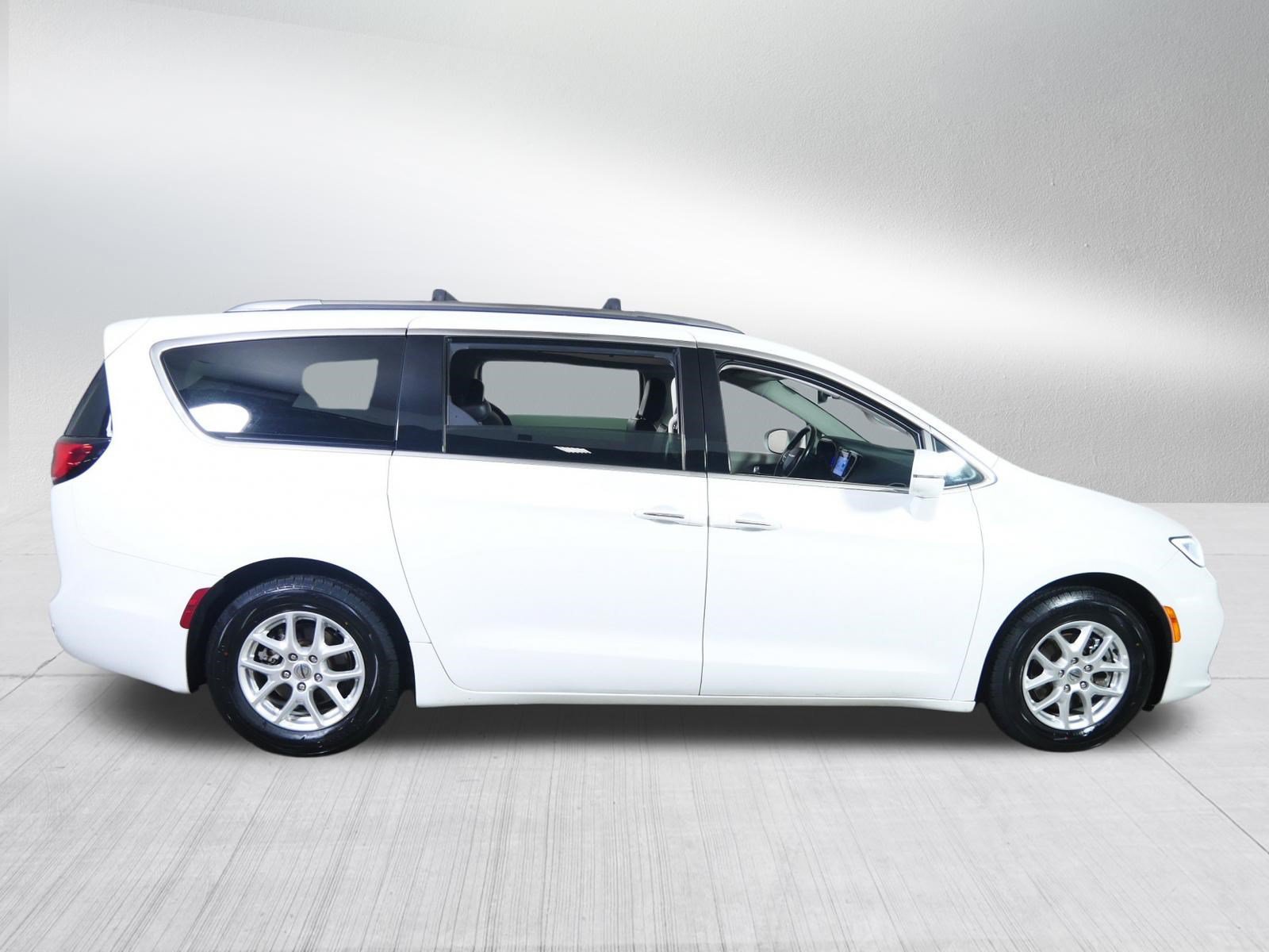 Used 2021 Chrysler Pacifica Touring-L FWD image 8