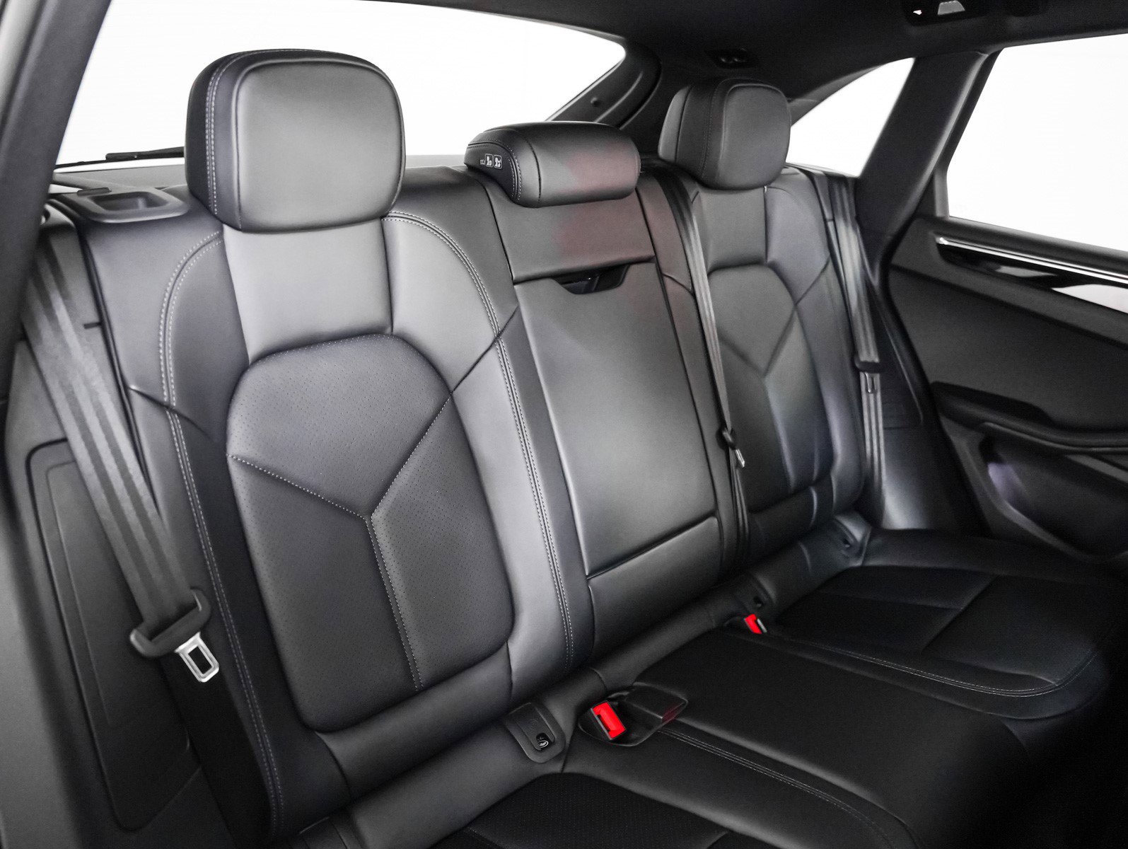 Certified 2025 Porsche Macan image 6