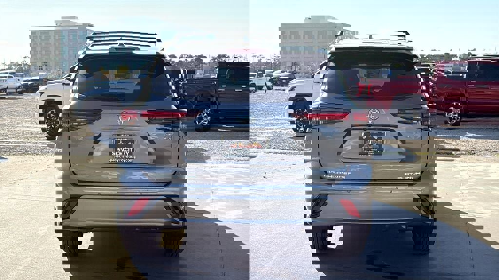 New 2025 Toyota Highlander Platinum image 4