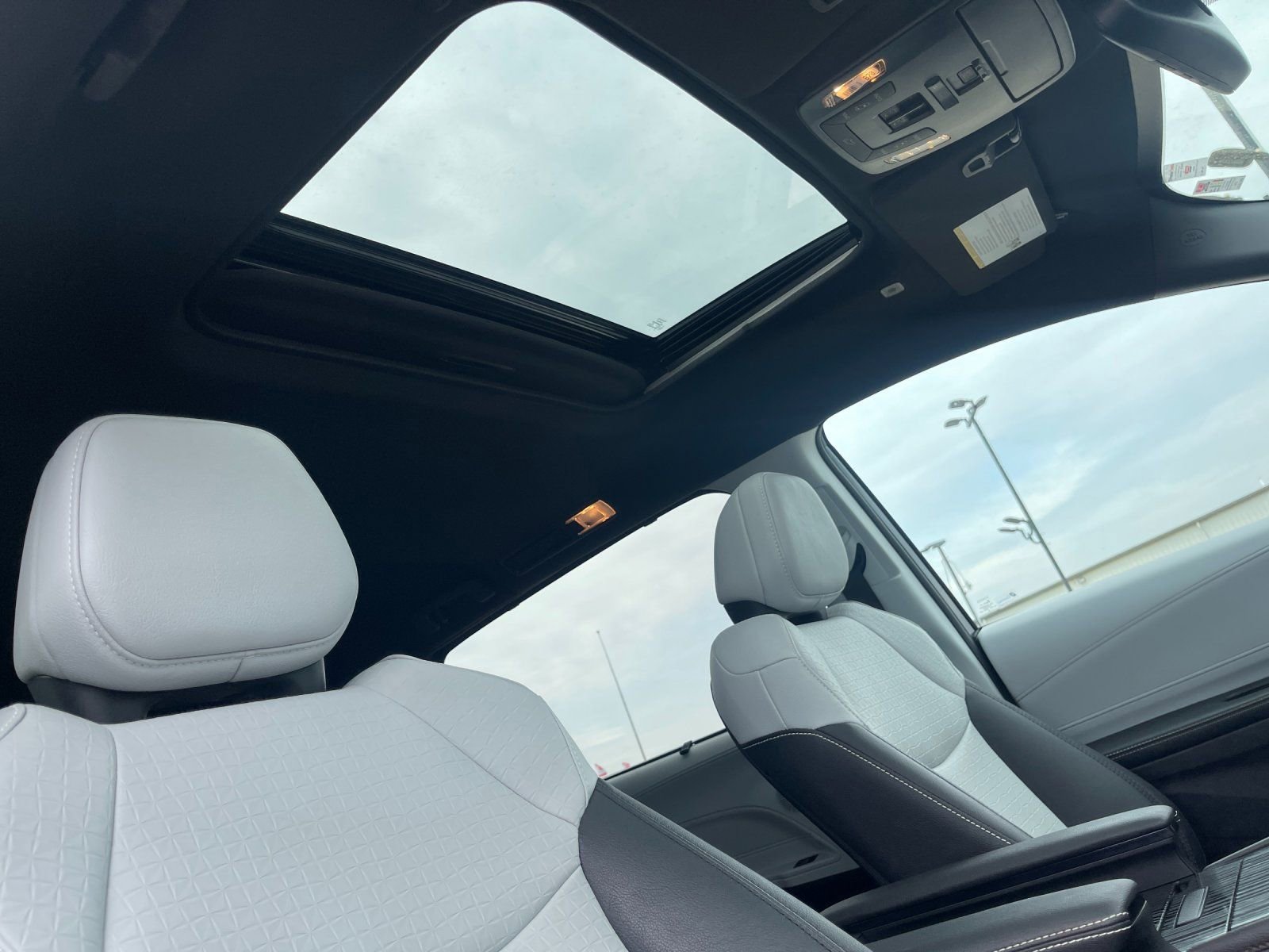 Used 2025 Toyota Sienna XSE w/ XSE Plus Package image 19