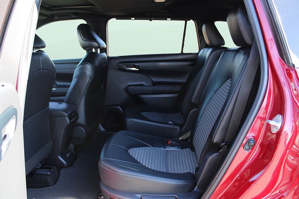 Used 2025 Toyota Highlander XSE image 16