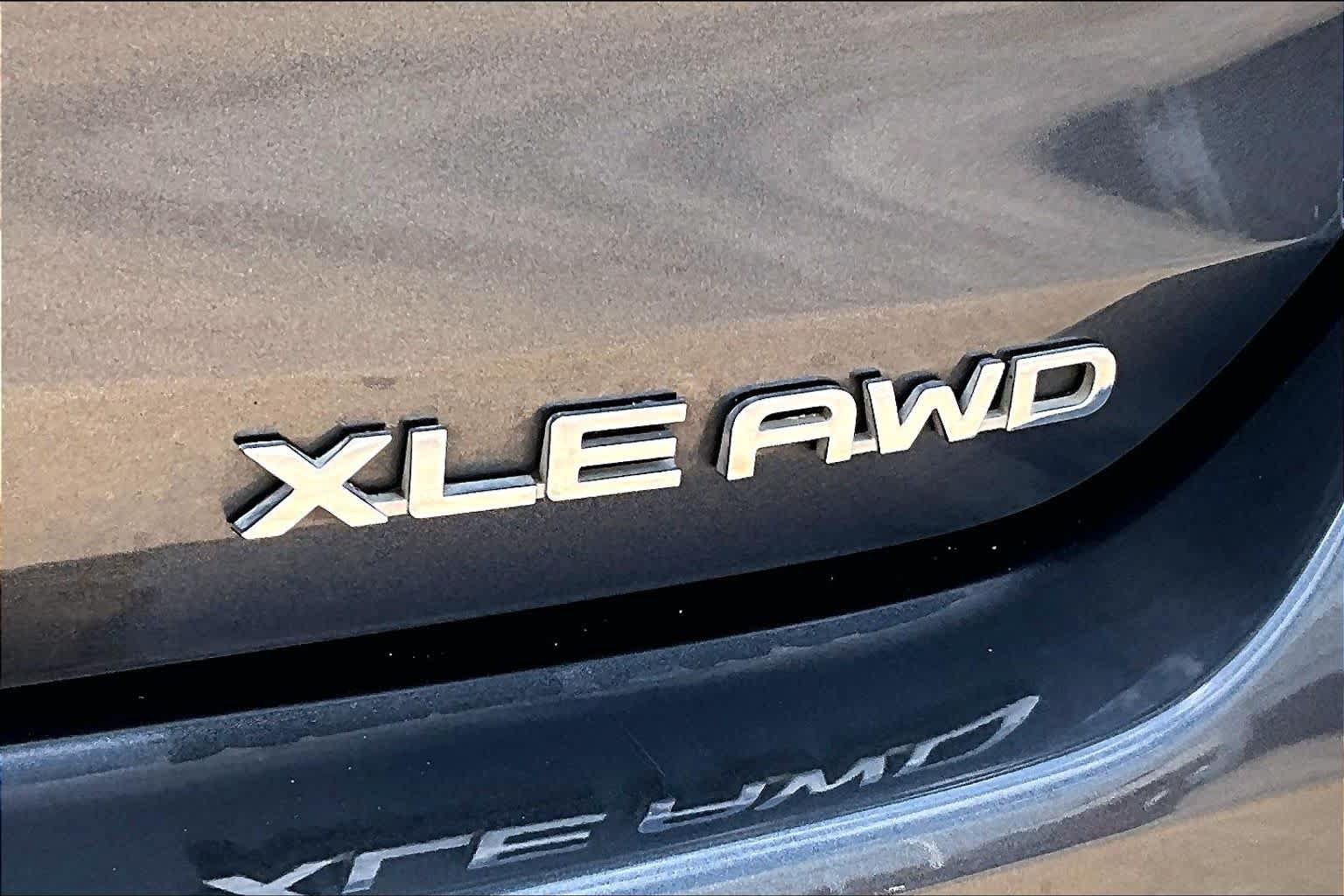 Used 2021 Toyota Highlander XLE AWD/4WD image 10