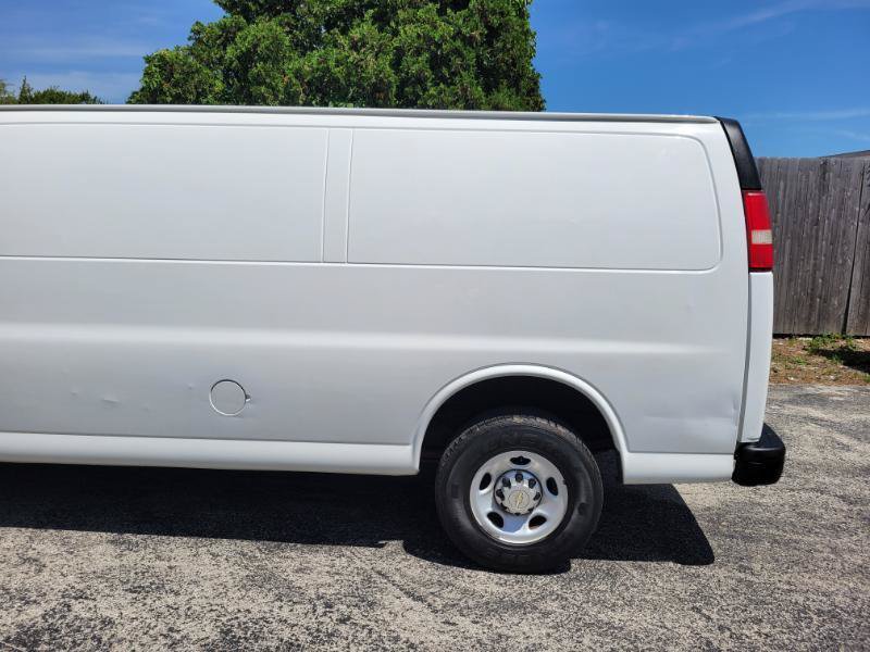 Used 2011 Chevrolet Express 3500 Extended RWD image 16