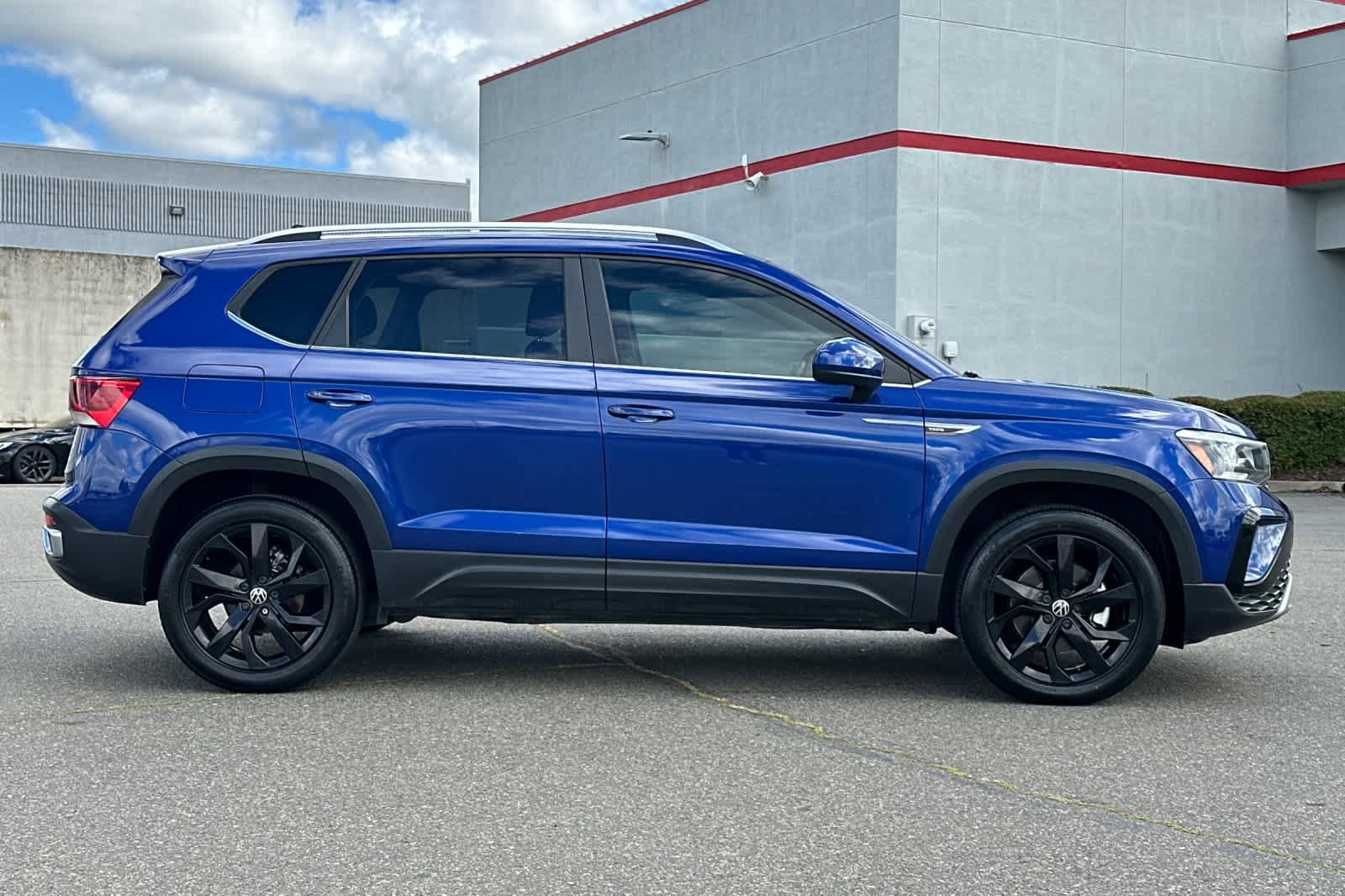 Used 2024 Volkswagen Taos SE w/ Panoramic Sunroof Package FWD image 6