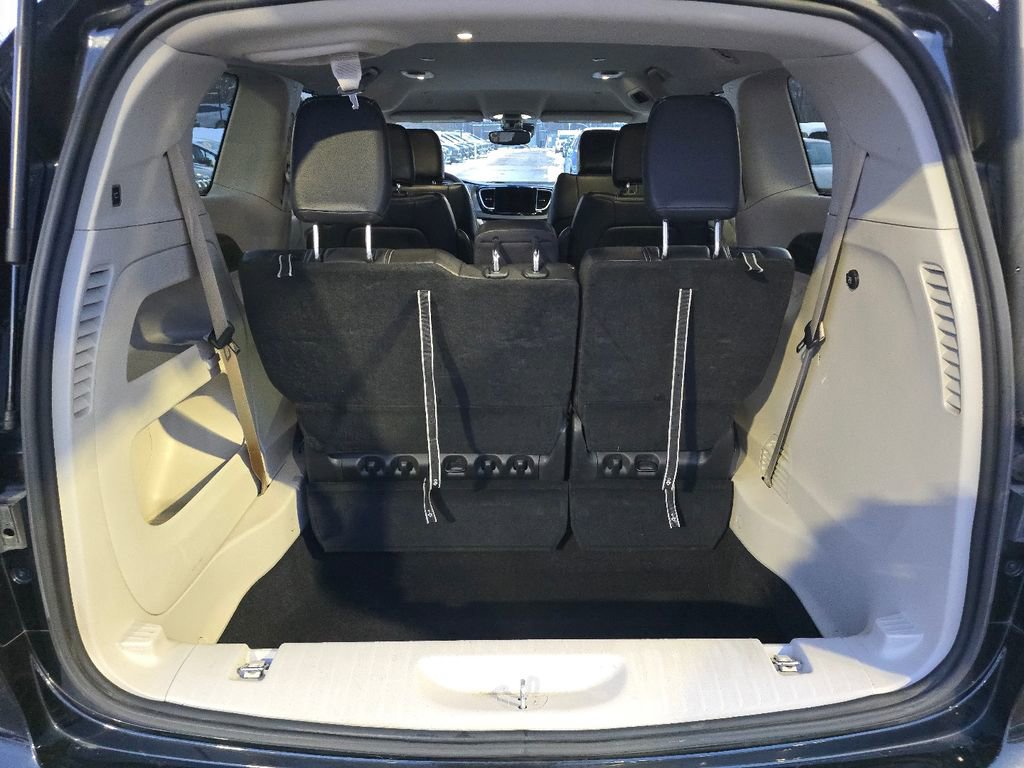 Used 2022 Chrysler Pacifica Touring-L image 17