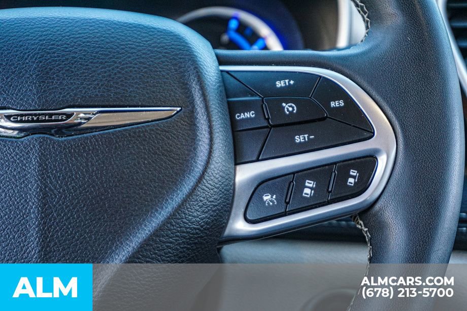 Used 2023 Chrysler Pacifica Touring-L image 32