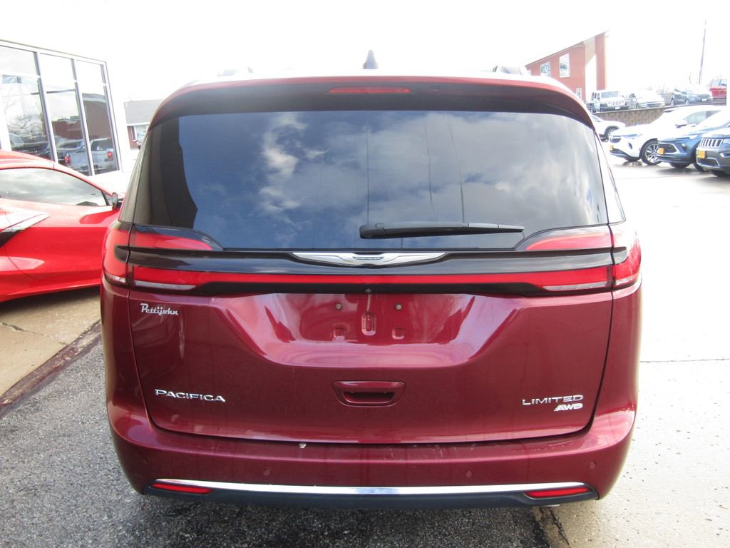Used 2023 Chrysler Pacifica Limited AWD/4WD image 4