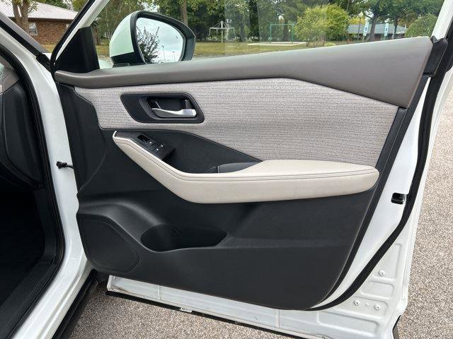 Used 2023 Nissan Rogue SV image 29