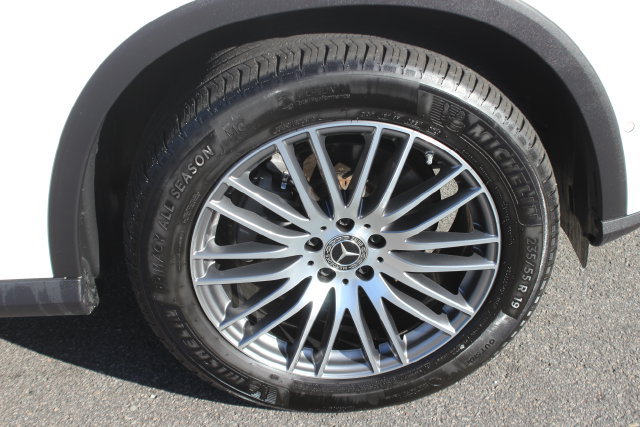 Used 2025 Mercedes-Benz GLC 300 4MATIC image 37