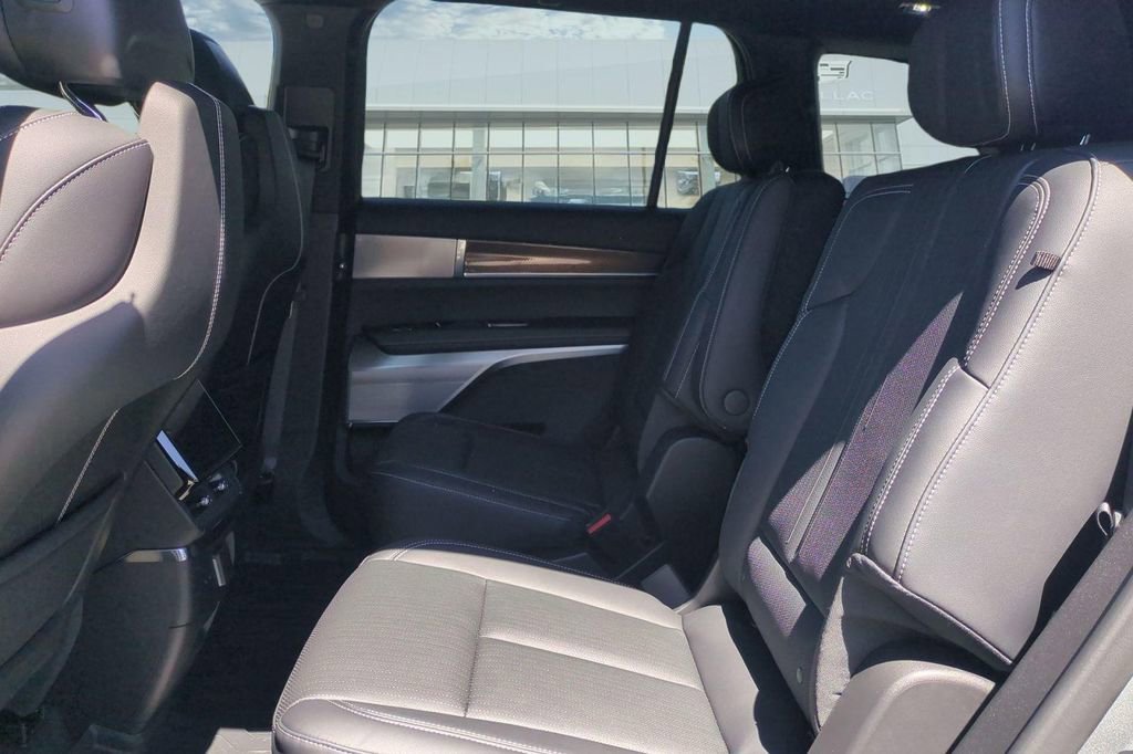 New 2026 Cadillac Vistiq Luxury w/ LPO, Floor Liner Package AWD/4WD image 21