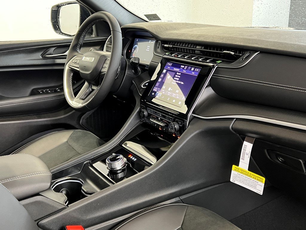 New 2025 Jeep Grand Cherokee Altitude image 5