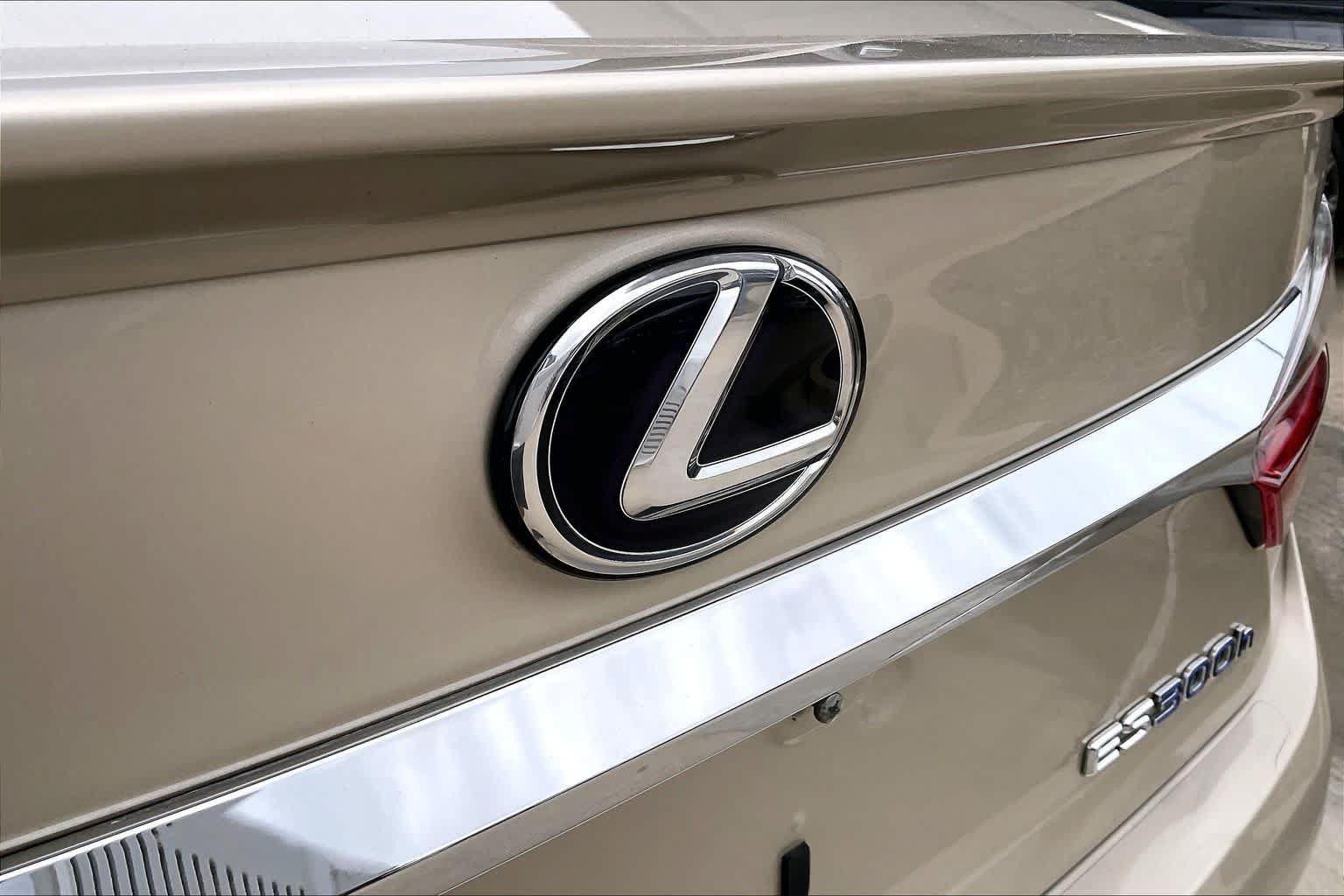 Used 2016 Lexus ES 300h w/ Luxury Package w/Wood Trim FWD image 30