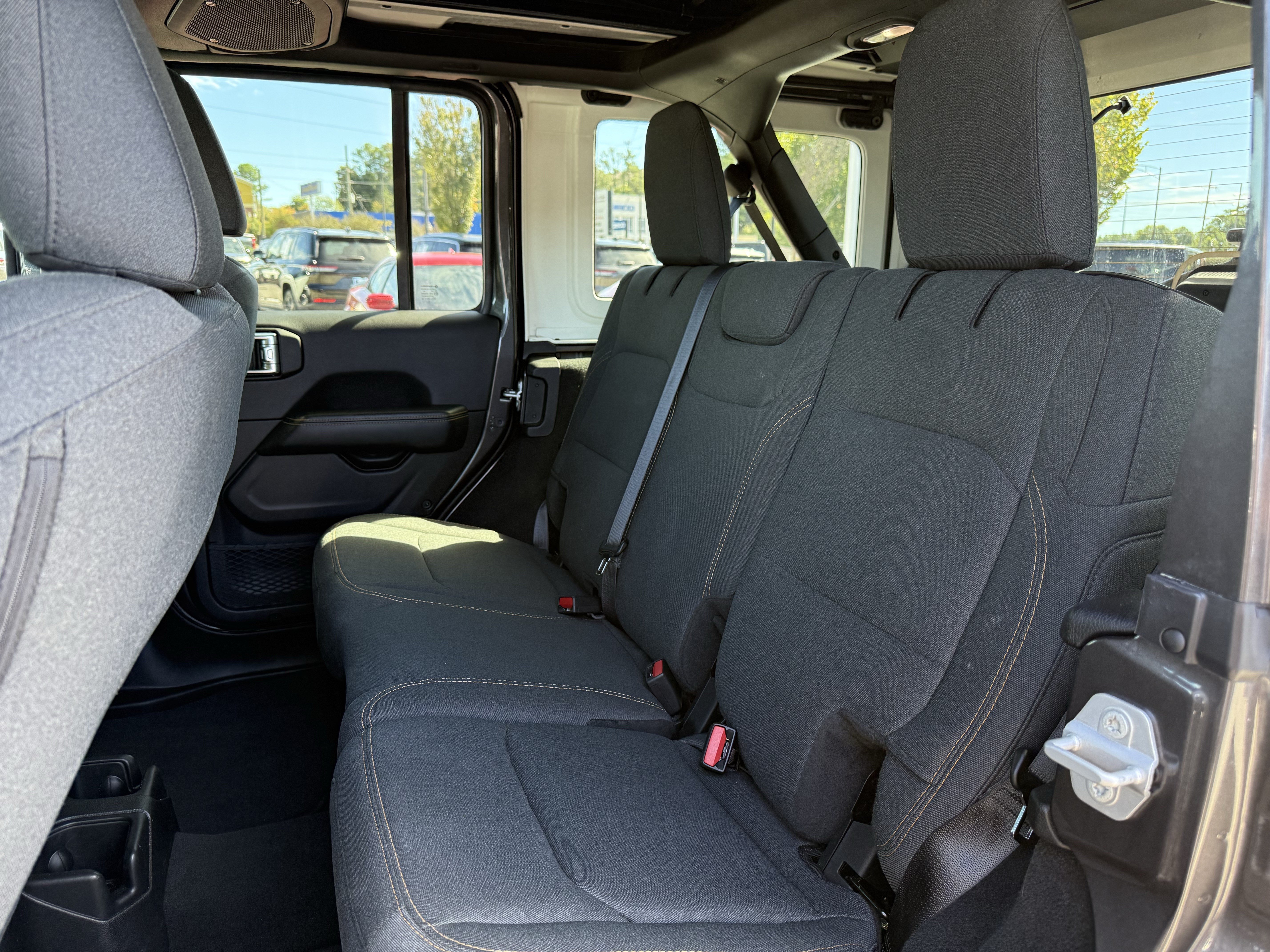 Used 2026 Jeep Wrangler Unlimited Sahara AWD/4WD image 31