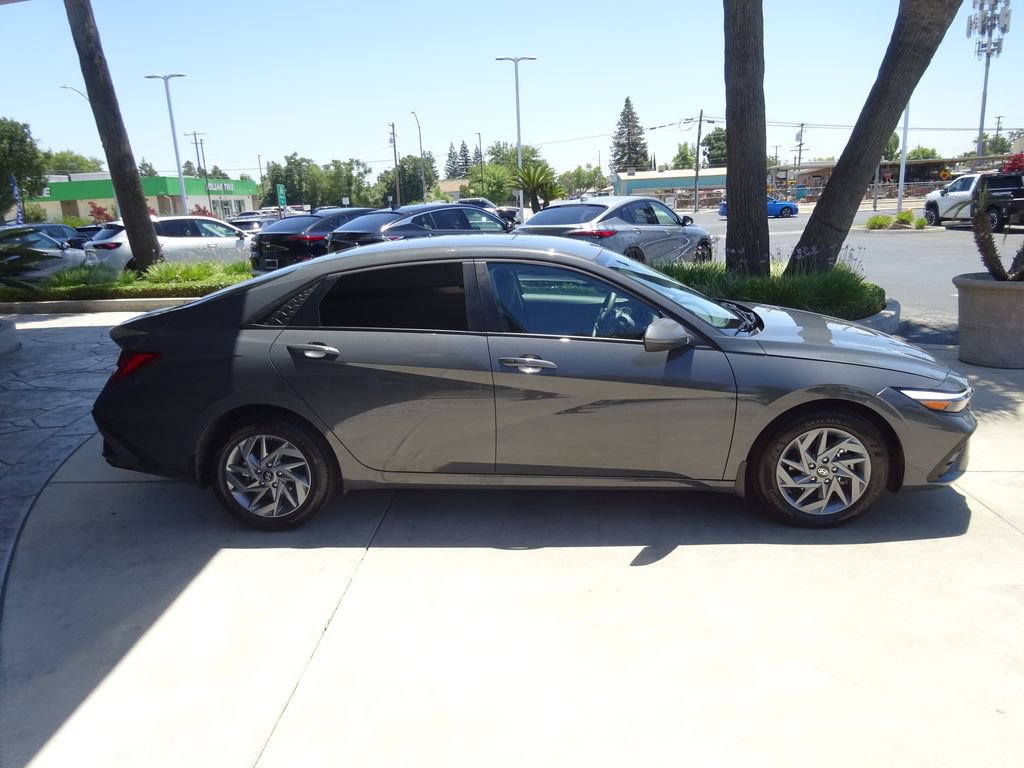 Used 2025 Hyundai Elantra Hybrid FWD image 9
