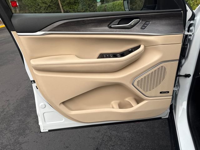 Used 2023 Jeep Grand Cherokee 4WD 4xe w/ Luxury Tech Group II image 16