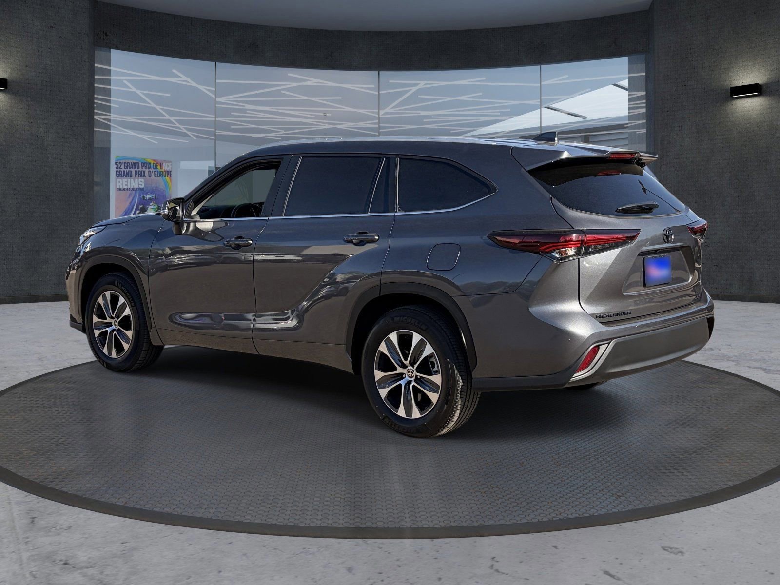 Used 2025 Toyota Highlander XLE FWD image 4