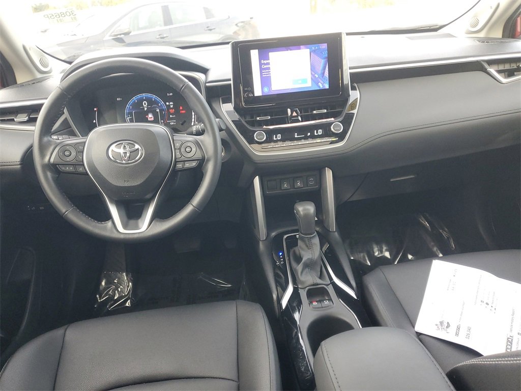 Used 2023 Toyota Corolla Cross XLE image 11