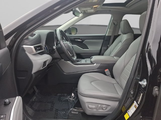 Used 2024 Toyota Highlander XLE AWD/4WD image 16