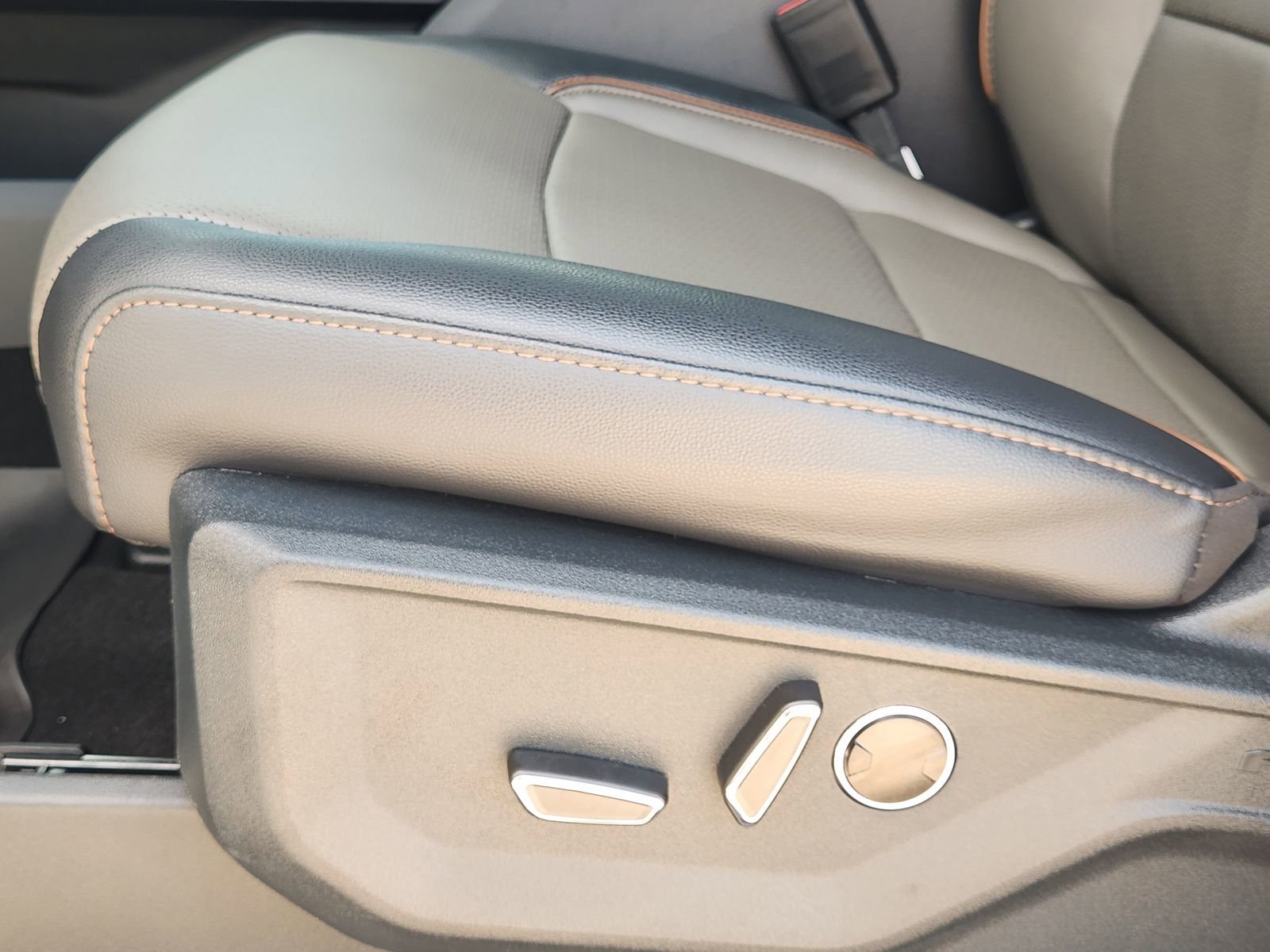 New 2025 Ford F150 Lariat w/ Equipment Group 502A High image 23