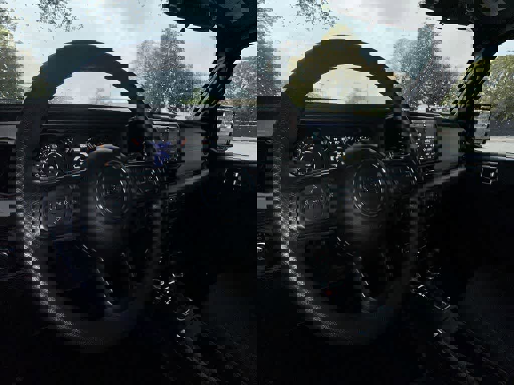 Used 2025 Jeep Gladiator Sport image 12