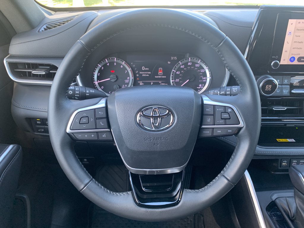 Used 2023 Toyota Highlander XSE FWD image 13