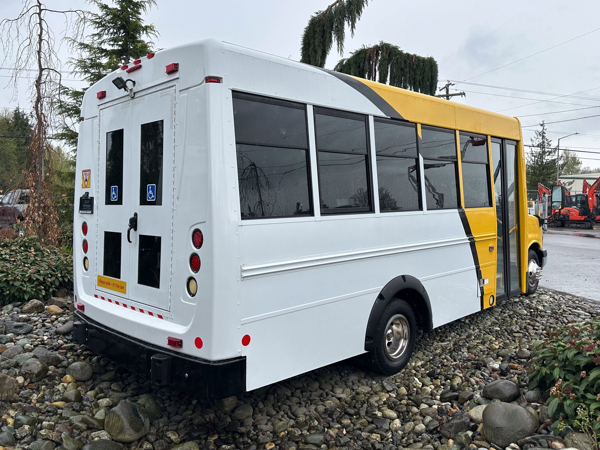 Used 2014 Chevrolet Express 4500 RWD image 2