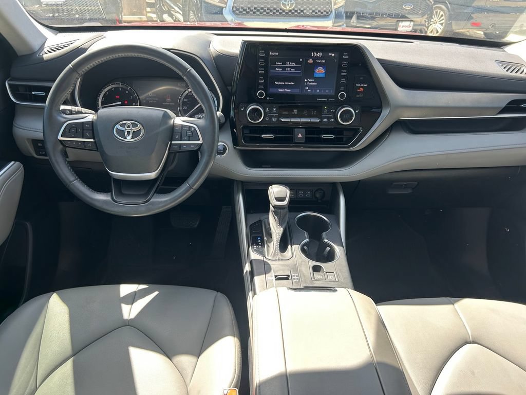 Used 2022 Toyota Highlander XLE FWD image 17