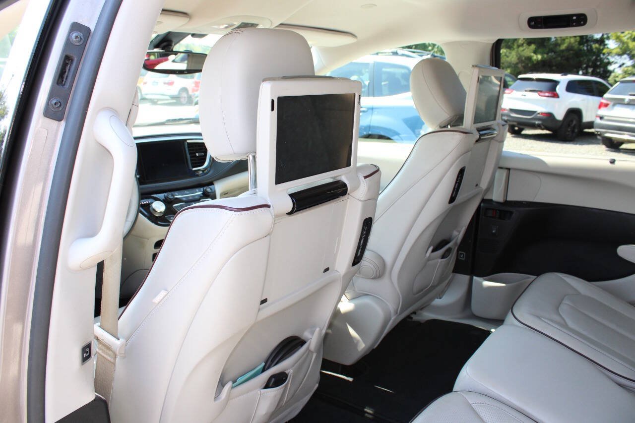 Used 2017 Chrysler Pacifica Limited FWD image 18